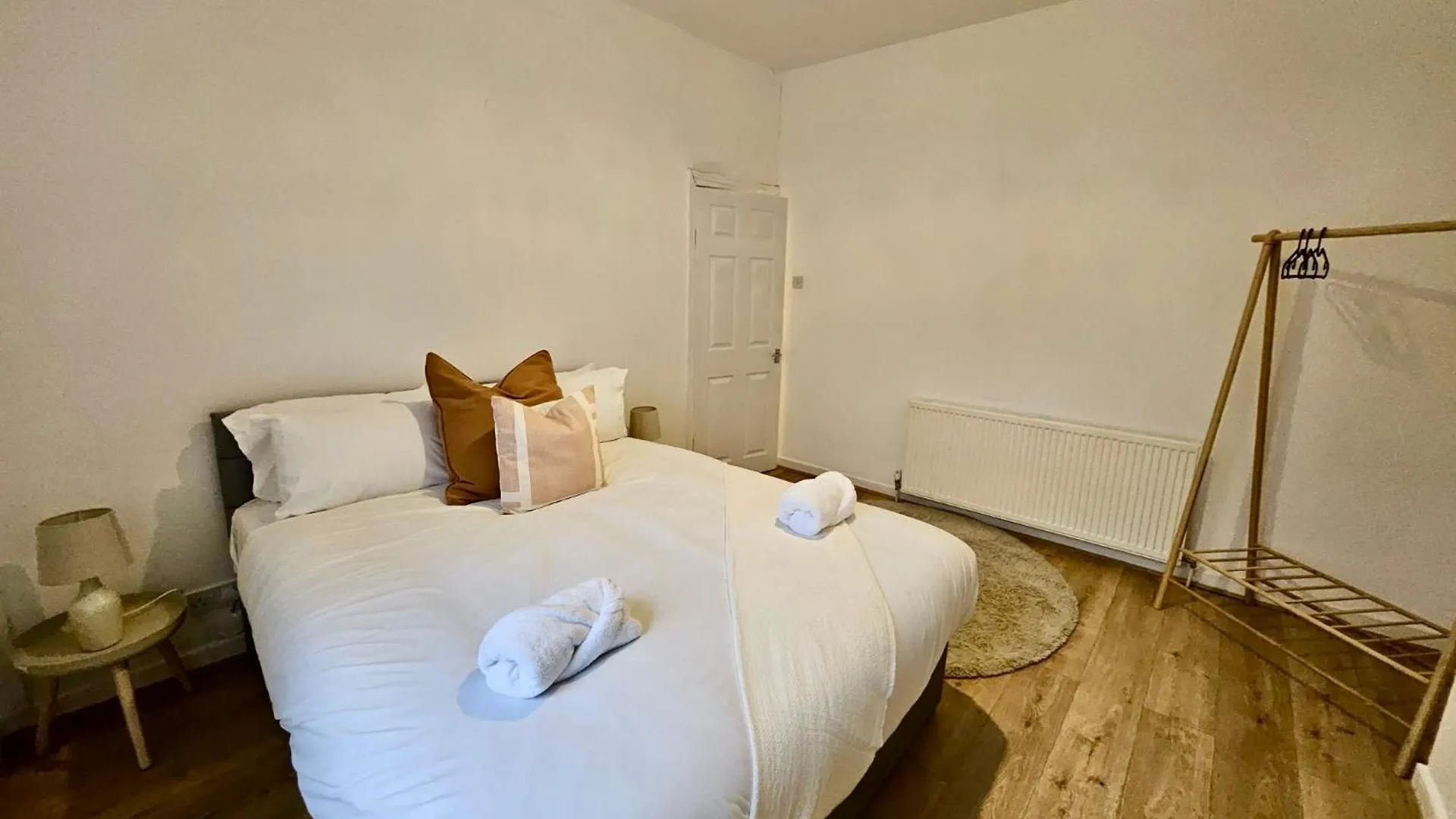 Large New House, Sleeps 8, Free Parking, Near City Centre Liverpool