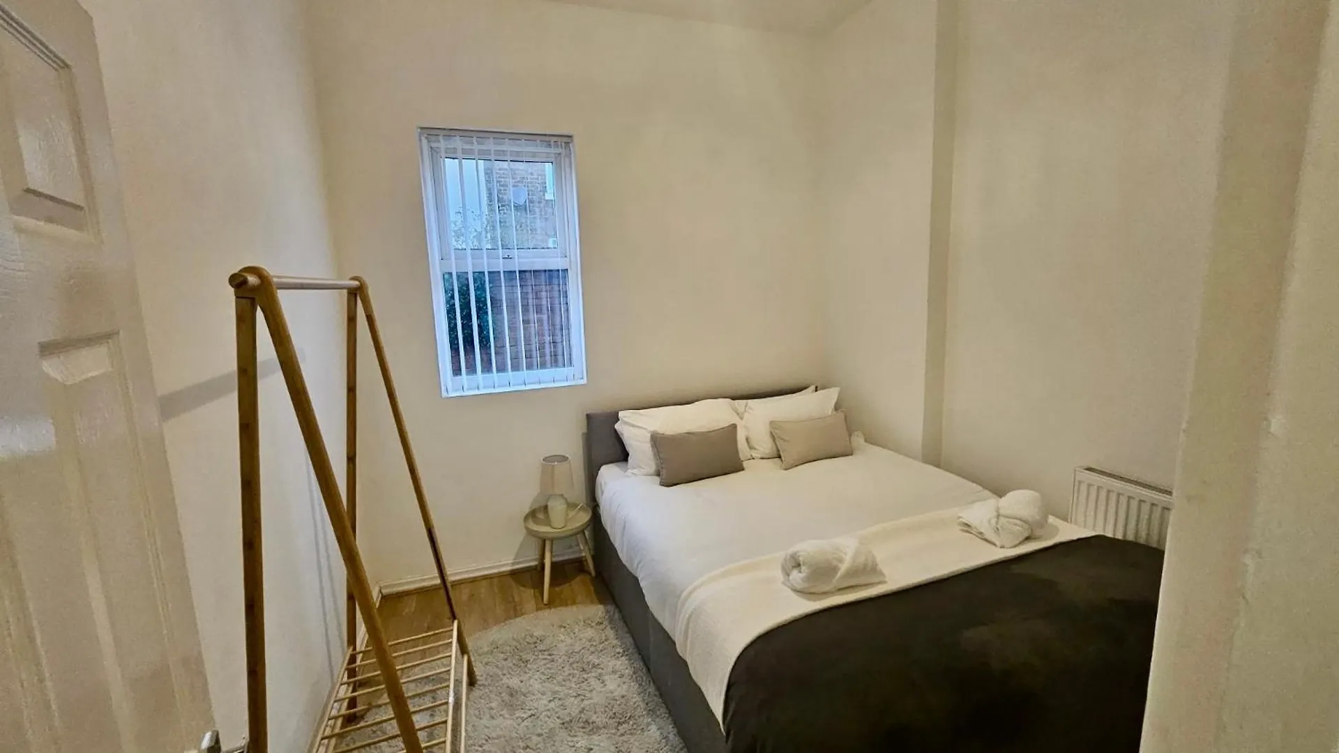 Large New House, Sleeps 8, Free Parking, Near City Centre Liverpool 0*,