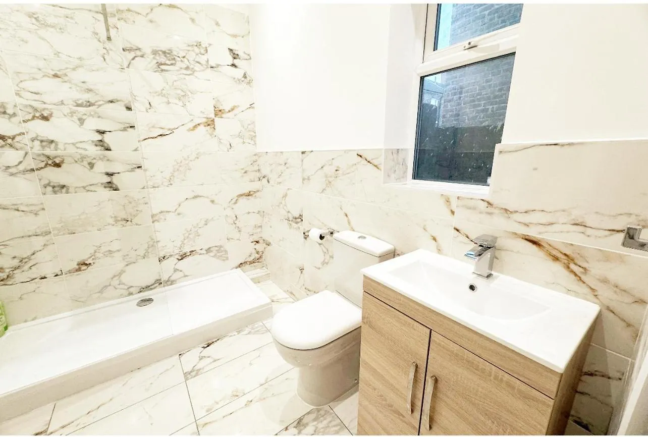 Large New House, Sleeps 8, Free Parking, Near City Centre Liverpool