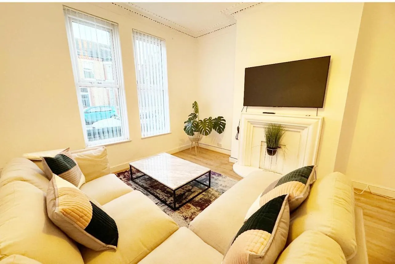 Large New House, Sleeps 8, Free Parking, Near City Centre Liverpool 0*,
