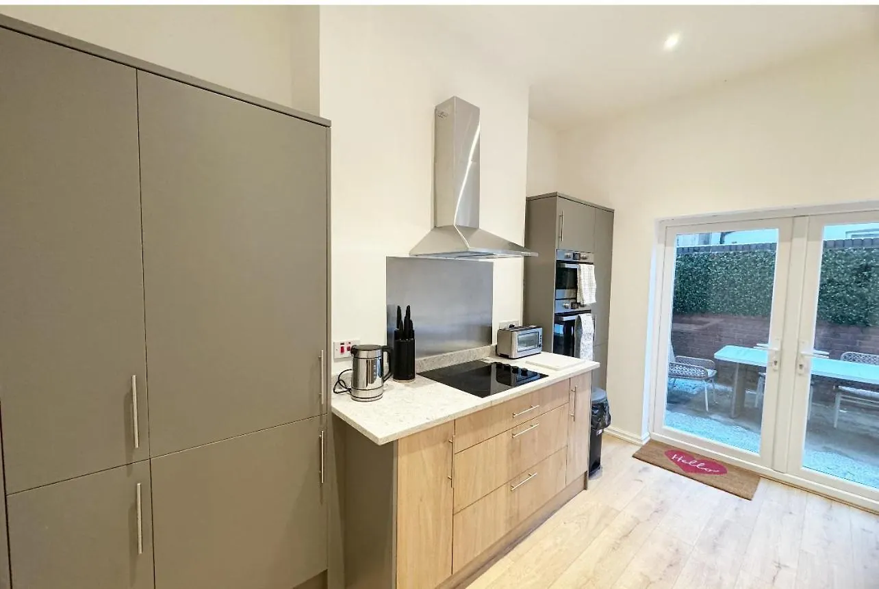 Large New House, Sleeps 8, Free Parking, Near City Centre Liverpool 0*,