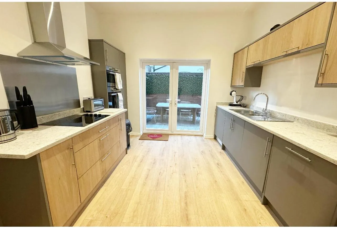 Large New House, Sleeps 8, Free Parking, Near City Centre Liverpool United Kingdom