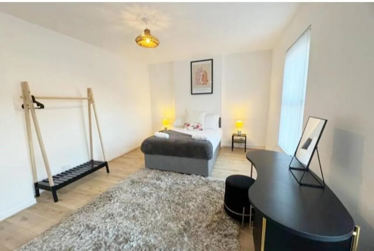 Holiday home Large New House, Sleeps 8, Free Parking, Near City Centre Liverpool