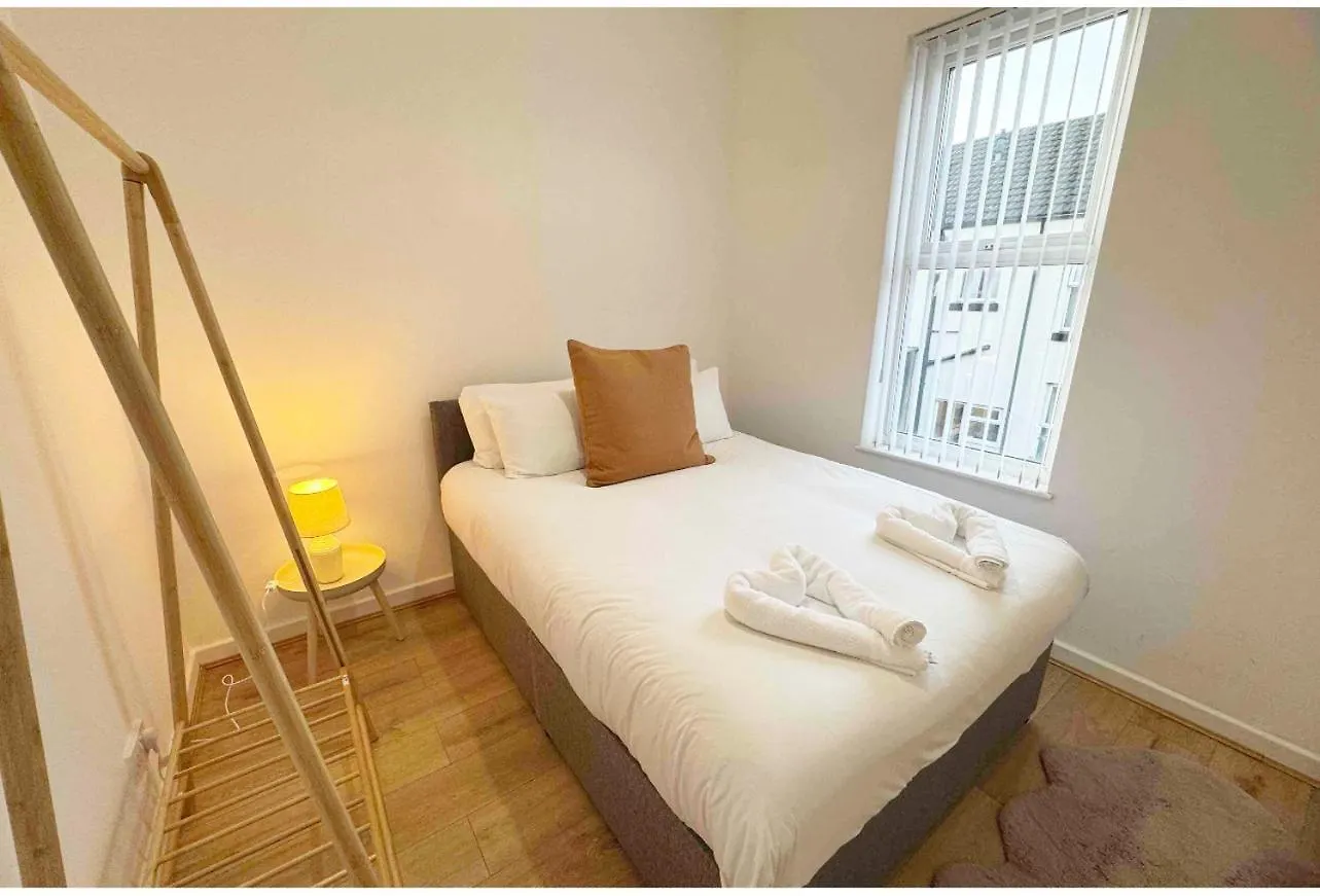 Holiday home Large New House, Sleeps 8, Free Parking, Near City Centre Liverpool