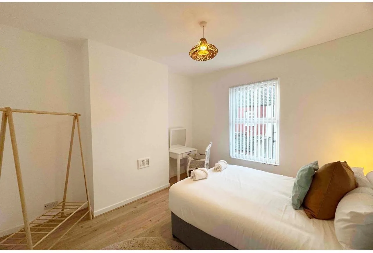 Holiday home Large New House, Sleeps 8, Free Parking, Near City Centre Liverpool