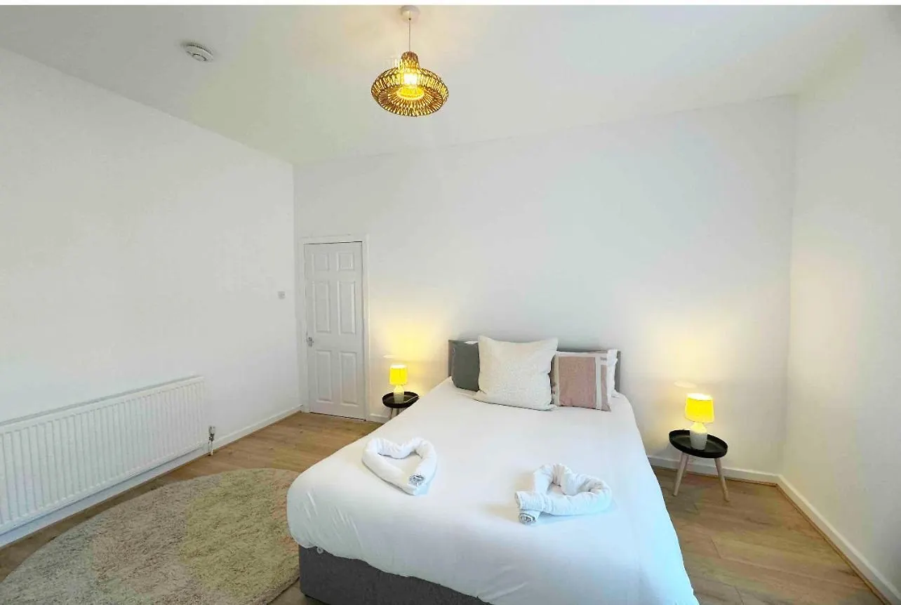 Holiday home Large New House, Sleeps 8, Free Parking, Near City Centre Liverpool United Kingdom