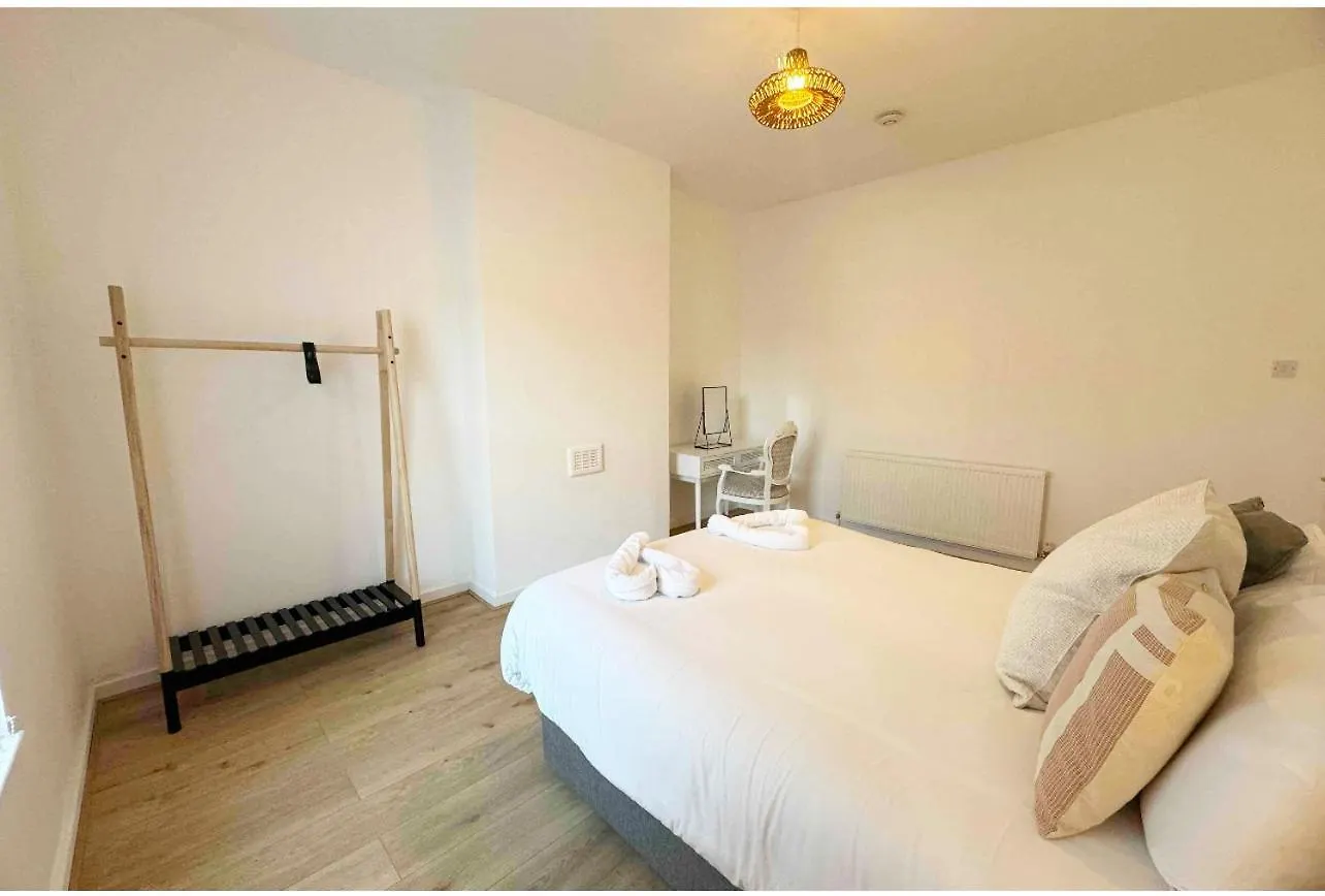 Large New House, Sleeps 8, Free Parking, Near City Centre Liverpool Holiday home