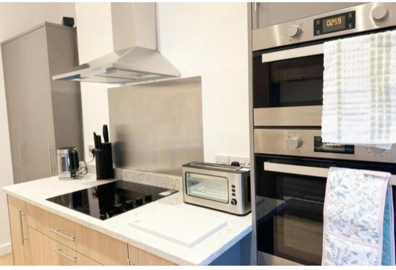 Large New House, Sleeps 8, Free Parking, Near City Centre Liverpool